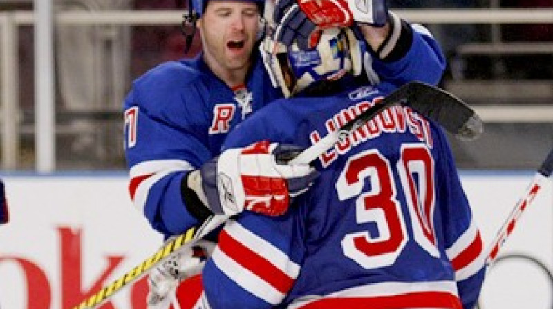 Brendons Dubinskis sveic Henriku Lundkvistu
Foto: AP