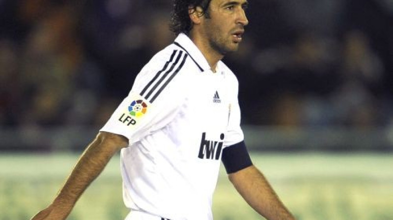 "Real" veterāns un komandas kapteinis Rauls 
Foto: AFP