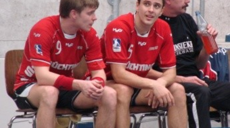 Māris Veršakovs (pa labi) vēl daudz laika pavada uz rezervistu soliņa
Foto: asvfans.de