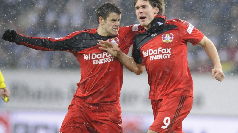 Trankvilo Barneta (pa kreisi) apsveic "Bayer 04"
uzbrukuma līderi Patriku Helmesu
Foto: AP