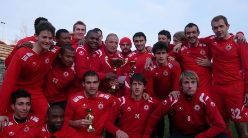 Sofijas "CSKA" ar Viktoru Morozu (pa labi) triumfē
Foto: www.cska.bg