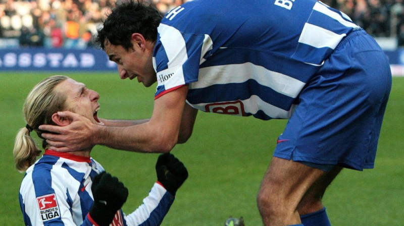 Berlīnes "Hertha" svin Andreja Voroņina (pa kreisi)
vārtu guvumu pret "Bayern"
Foto: AFP