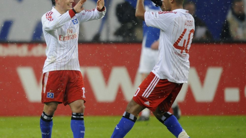 "HSV" vārtu guvēju Pjotru Trohovski apsveic 
komandas biedrs Deniss Aogo
Foto: AP