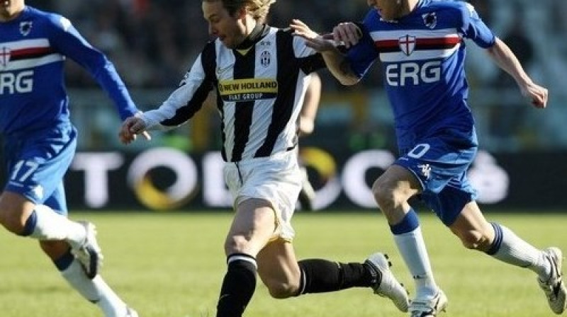 Pāvels Nedveds cīņā ar "Sampdoria" futbolistiem
Foto: LaPresse
