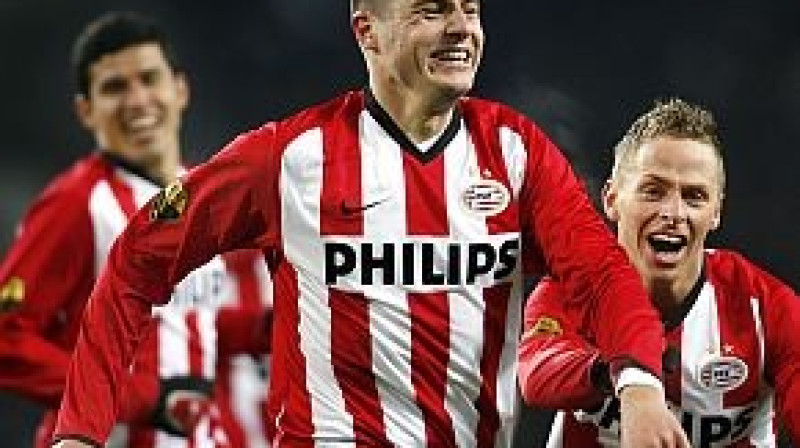 ''PSV'' futbolisti ar Daniju Kovermansu priekšplānā
līksmo pēc otro vārtu guvuma
Foto: AFP