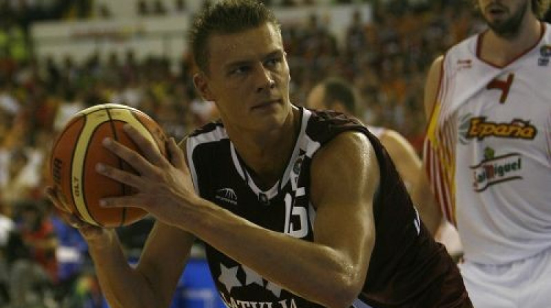 Andris Biedriņš un Pau Gazols
Foto: Romāns Kokšarovs, Sporta Avīze