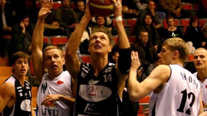 Kaspars Bērziņš (centrā) šovakar pret Liepāju guva 23 punktus
Foto: Renārs Buivids, barons.lv