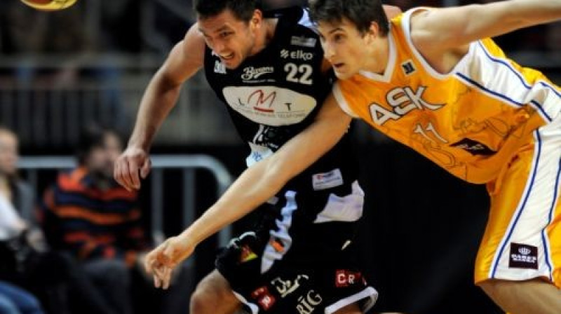 Armands Šķēle un Ernests Kalve 
Foto: Romāns Kokšarovs, Sporta Avīze, f64