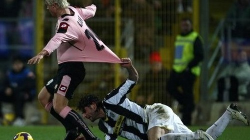 Vinčenco Jakvinta (pa labi) aptur "Palermo" spēlētāju
Foto: LaPresse