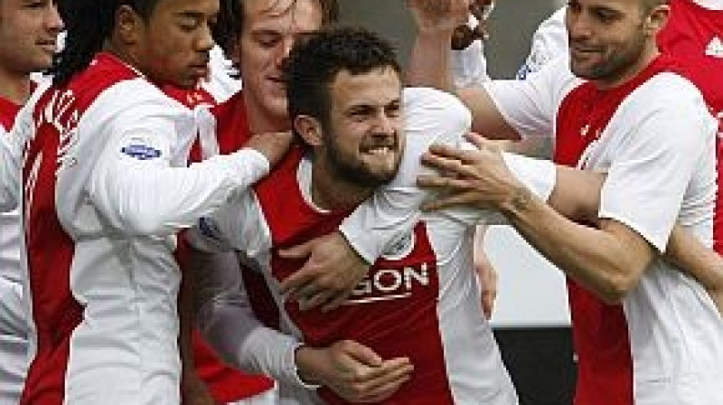 ''Ajax'' spēlētāji līksmo pēc izcīnītās uzvaras
Foto: AFP