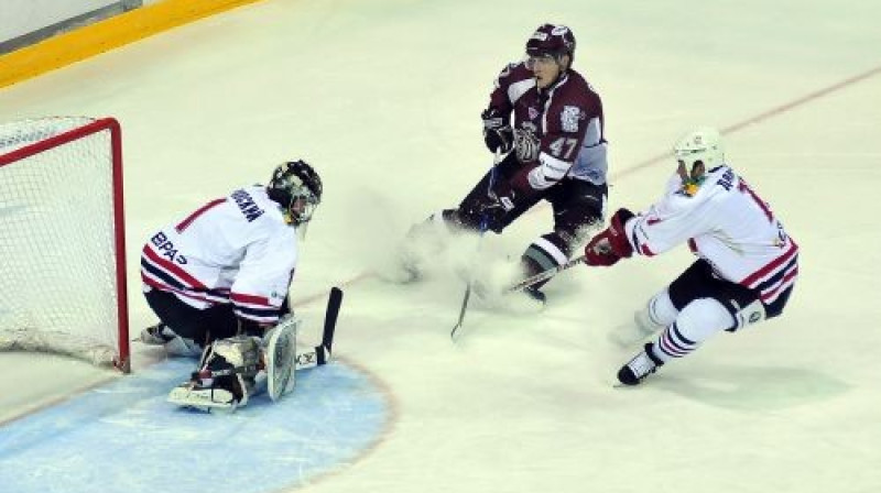 Uzbrukumā Mārtiņš Cipulis
Foto: Romualds Vambuts, Sportacentrs.com