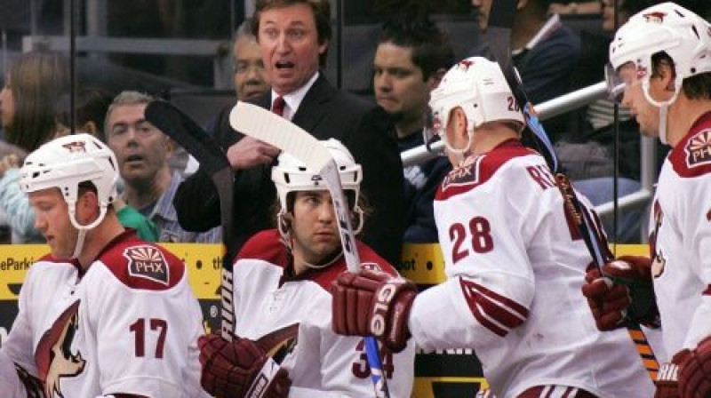 Veins Greckis un ''Coyotes'' hokejisti
Foto: AFP