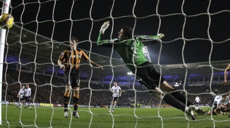 Bumba ielido vārtos pēc Džonatana Vudgeita sitiena
Foto: AFP