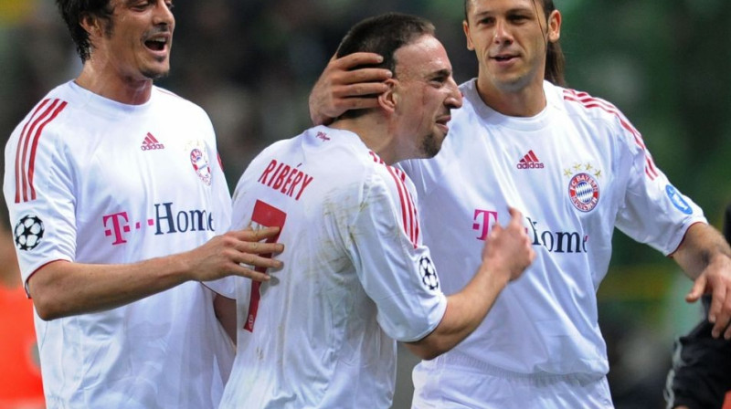 "Bayern" spēlētāji apsveic vārtu guvēju Franku Riberī
Foto: AFP