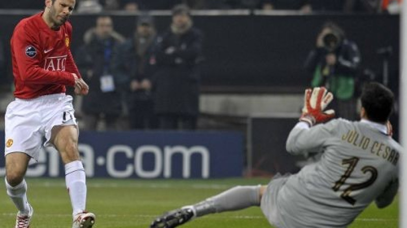 Žulio Sēzars vairākkārt glāba ''Inter'' no vārtu zaudējuma
Foto: AP