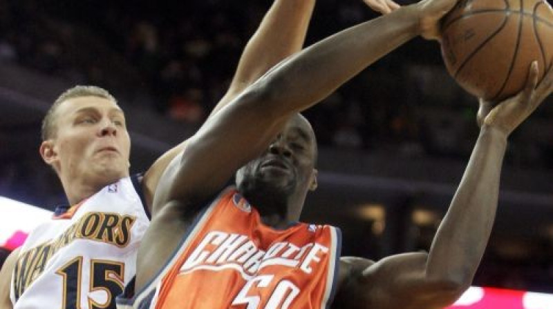Andris Biedriņš aizsardzībā 
Foto: AP