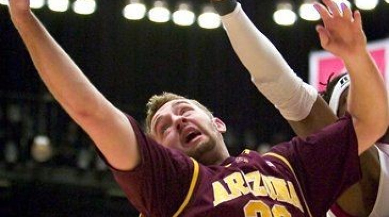 Rihards Kuksiks cīņā par atlēkušo bumbu
Foto: AP