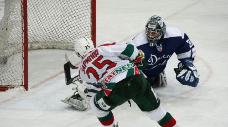 Zaripovs pārspēj Maskavas "Dinamo"
vārtsargu Vitāliju Jeremejevu
Foto: RIA Novosti