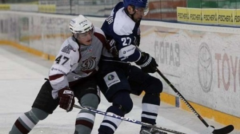 Mārtiņš Cipulis cīņā ar Maskavas "Dinamo" uzbrucēju Dmitriju Afanasenkovu
Foto: www.dynamo.ru.