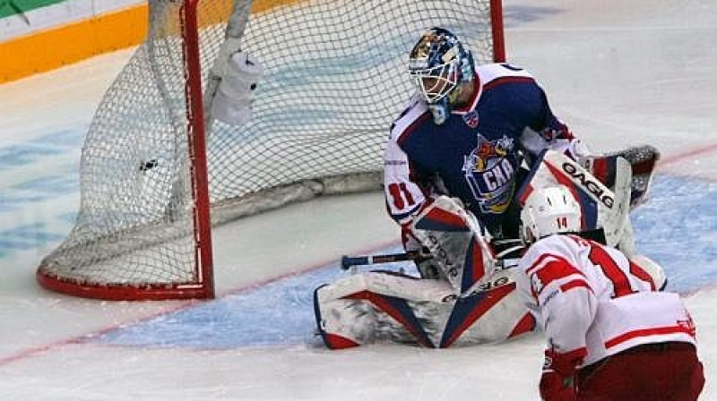 Roberts Ešs šovakar ielaida vien divas ripas, bet viņa komanda atkal zaudēja.
Foto: ITAR-TASS