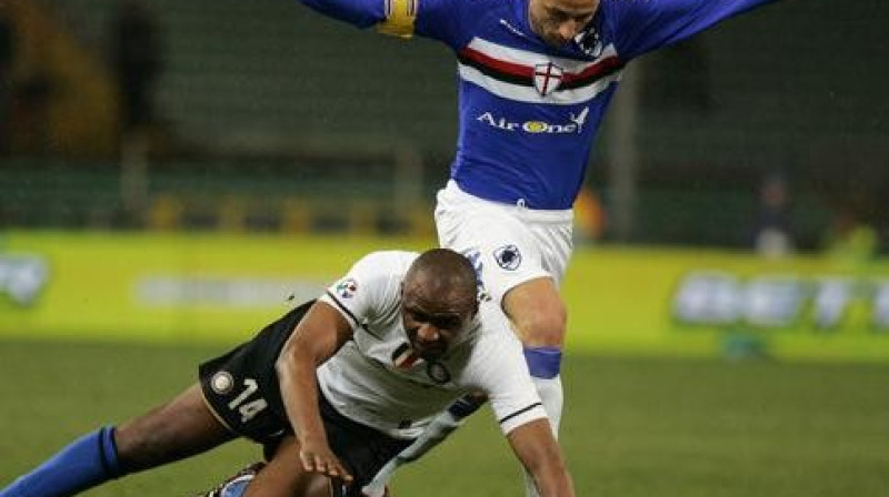 "Inter" spēlētājs Patriks Vjerā 
krīt, bet "Sampdoria" futbolists 
Angelo Palombo skrien tālāk
Foto: AP