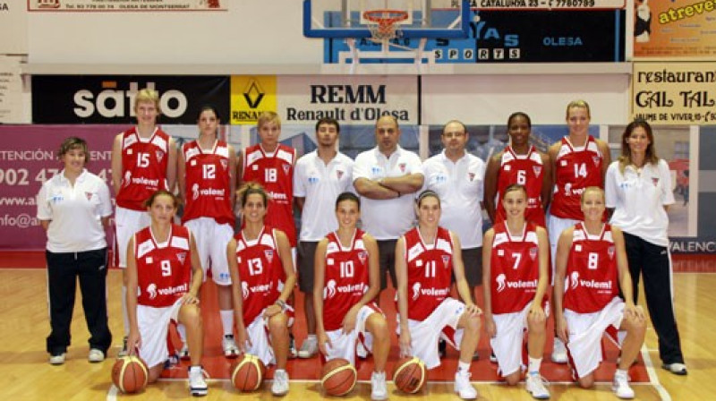 Aija Putniņa (Nr. 14) ar komandu
Foto: www.cbolesa.com