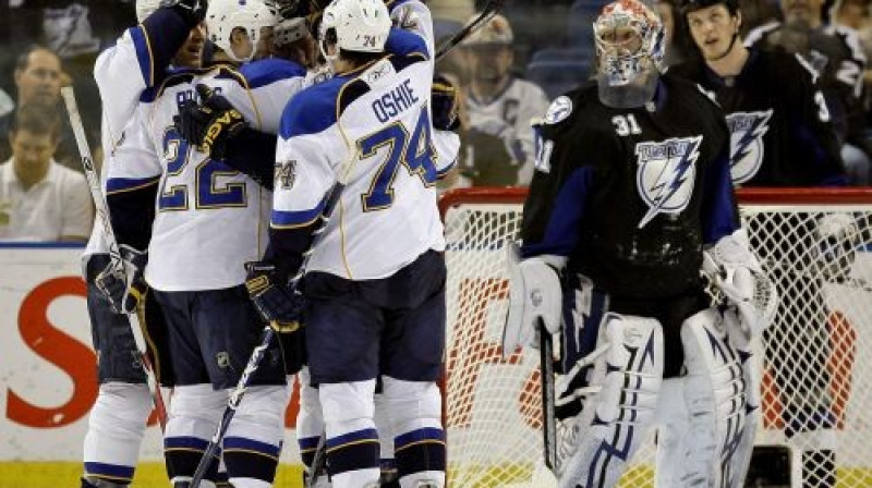 "Lightning" vārtsargs Kari Ramo noskatās uz "Blues" spēlētājiem, kuri nupat guvuši vārtus
Foto: AP