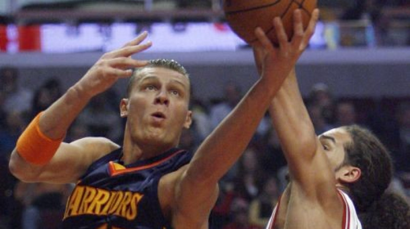 Andris Biedriņš šonakt mēģinās apspēlēt Joakimu Noā
Foto: AP