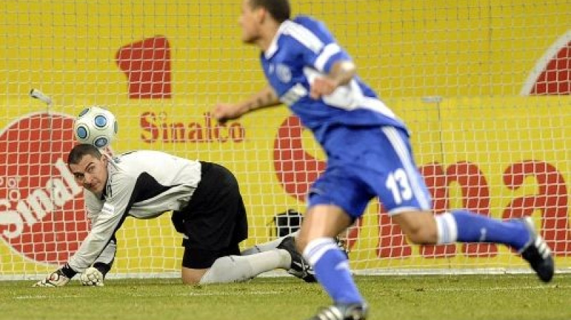 Uz "Schalke" vārtu guvēju Džermeinu Džonsu nikni noskatās ķelniešu vārtsargs Farids Mondragons
Foto: AP