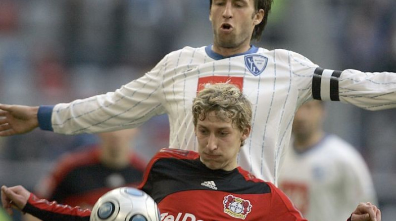 "Bochum" kapteinis Kristofs Dabrovskis (augšā)
cīnās ar "Bayer 04" uzbrucēju Kīslingu
Foto: AP