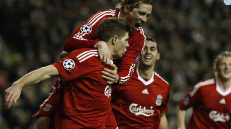 Liverpūles futbolisti priecājas par vārtu guvumu
Foto: AP