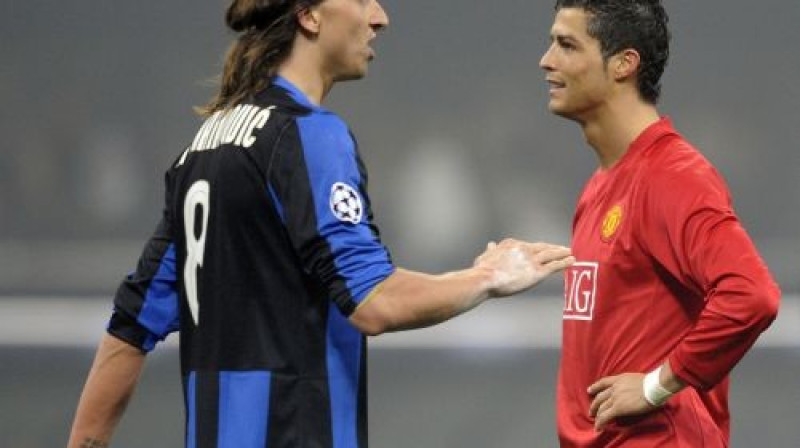 Zlatans Ibrahimovičs un Krištianu Ronaldu
Foto: AFP