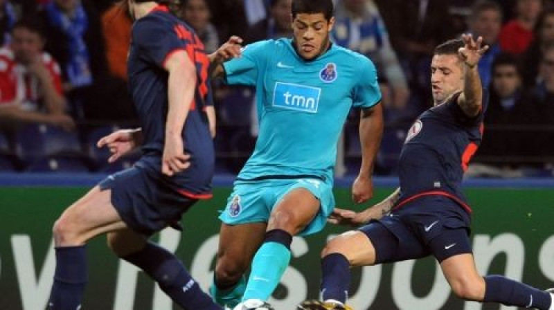 "Porto" spēlētājs Halks (centrā) raujas uzbrukumā
Foto: AFP