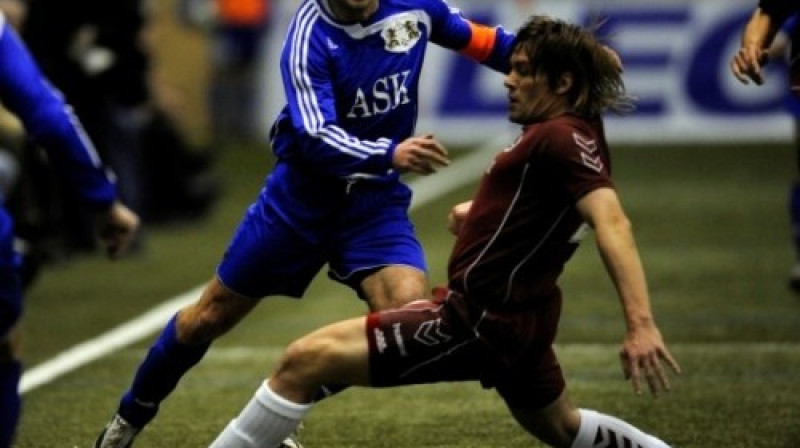 Vitālijs Astafjevs cīņā ar Dzintaru Zirni.
Foto: Romans Kokšarovs, Sporta Avīze, f64