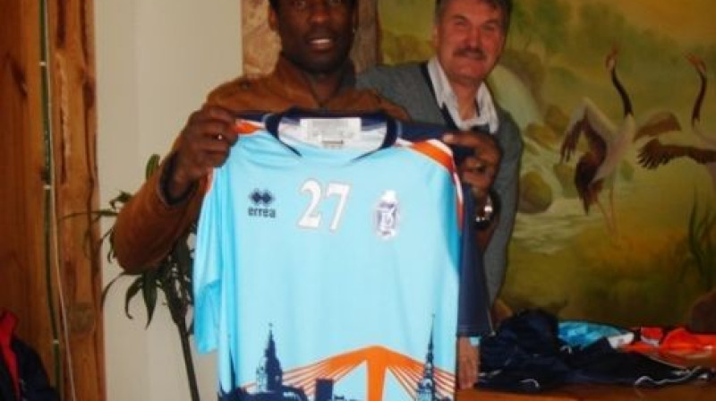 Iepazīstināts tiek Rīgas "Daugavas" skaļākais 
jaunieguvums - kamerūnietis Aleksis Ngambi
Foto: www.daugava90.lv