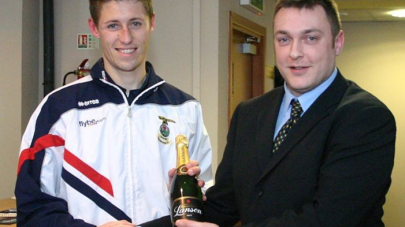 Pāvels Mihadjuks (pa kreisi) saņem labākā 
spēlētāja balvu pēc mača pret "Kilmarnock"
Foto: www.caleyjags.com