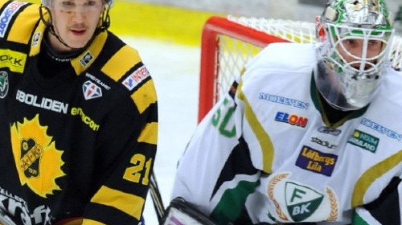 Džimijam Eriksonam (pa kreisi) "Färjestad" vārtsargu Jonasu Gustavsonu šajā spēlē neizdevās pārspēt.
Foto: Scanpix Sweden