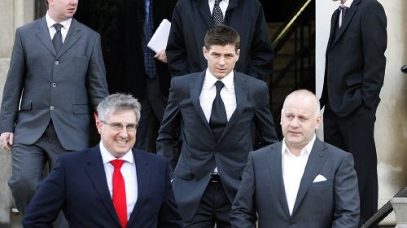 Stīvens Džerards pēc tiesas (centrā)
Foto: AP