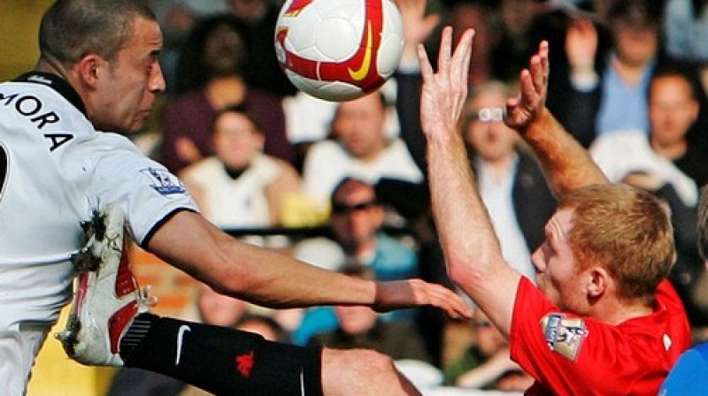 Pols Skoulzs (pa labi) rāda savas vārtsarga prasmes
Foto: AP