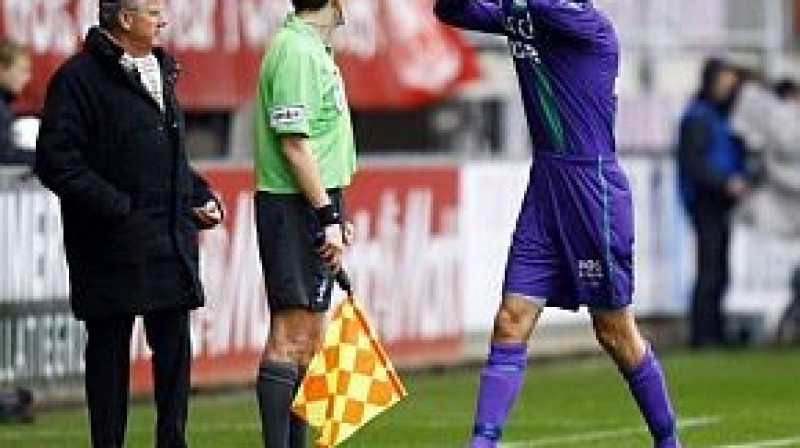 Spēlē starp ''FC Twente'' un ''FC Groningen''
no laukuma tiek noraidīts viesu komandas spēlētājs
Foto: AP