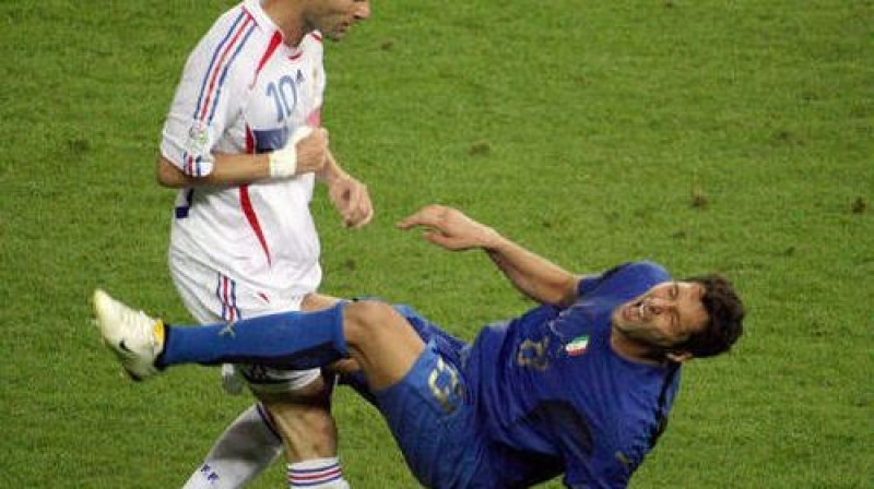 Zinedins Zidāns un Marko Materaci
2006. gada PK finālā
Foto: AFP