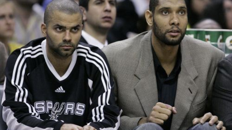 Tonijs Pārkers (pa kreisi) un Tims Dankans viesosies Meksikā pirms gaidāmās NBA sezonas
Foto: AP/Scanpix