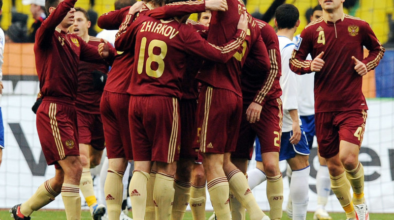 Krievijas futbolisti atzīmē vārtu guvumu
Foto: AFP