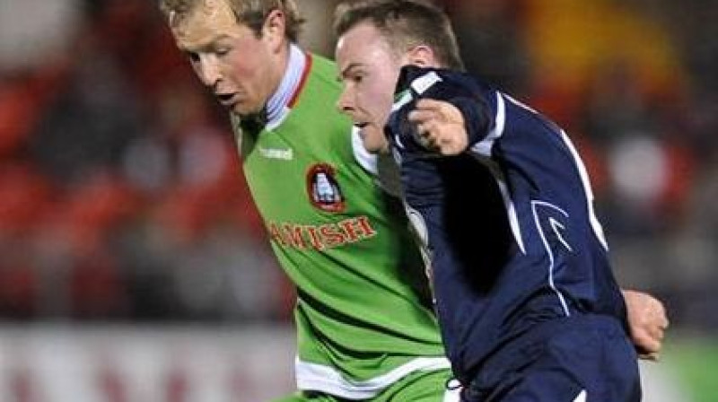 Guntars Silagailis (pa kreisi) cīņā ar pretinieku
Foto: www.corkcityfc.ie