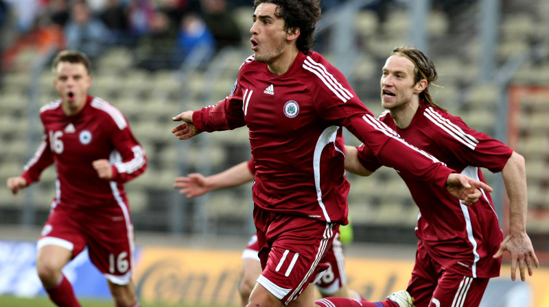 Ģirts Karlsons ar kolēģiem atzīmē vārtu guvumu.
Foto: AP