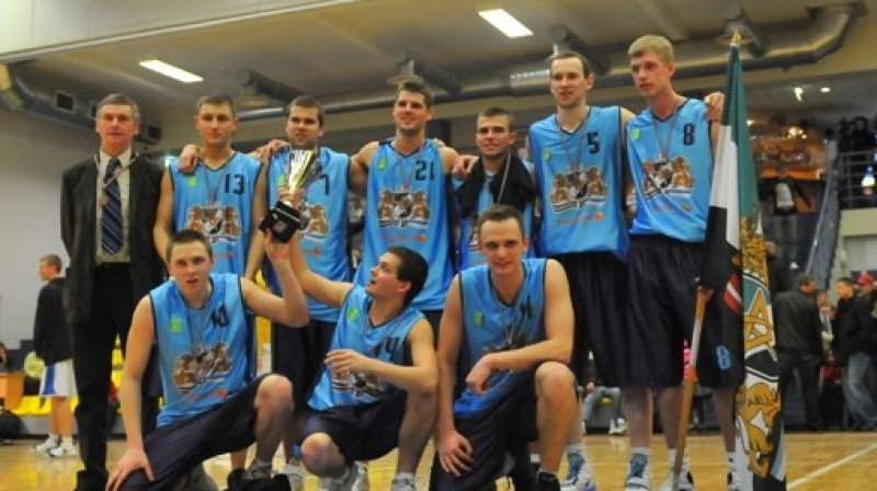 RTU studenti ar kausu par izcīnīto trešo vietu
Foto: Romualds Vambuts, eSports.lv