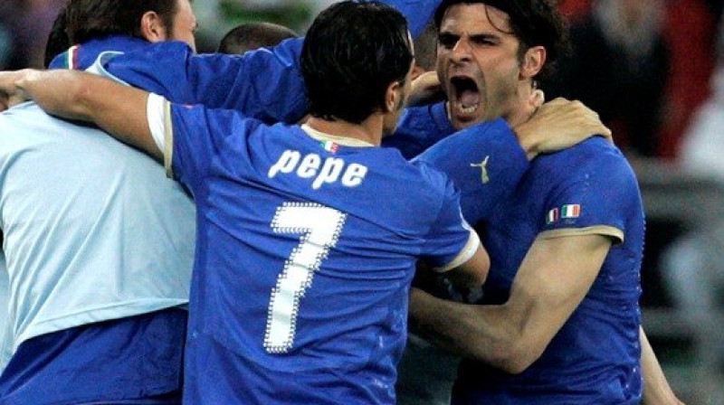 Simone Pepe apsveic pirmo vārtu autoru Jakvintu
Foto: AFP