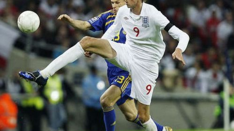 Priekšplānā pirmo vārtu guvējs Pīters Kraučs
Foto: AFP