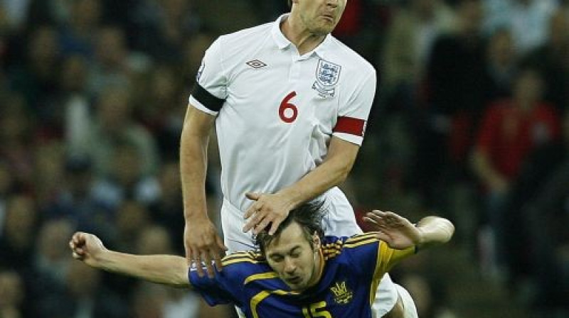 Džons Terijs divcīņā ar Artjomu Miļevski
Foto: AFP