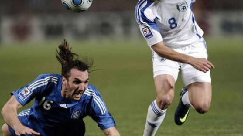 Sotiris Kiriakos (pa kreisi) krīt, tomēr viņa komanda
šajā spēlē uzvarēja Izraēlu ar 2:1
Foto: AFP